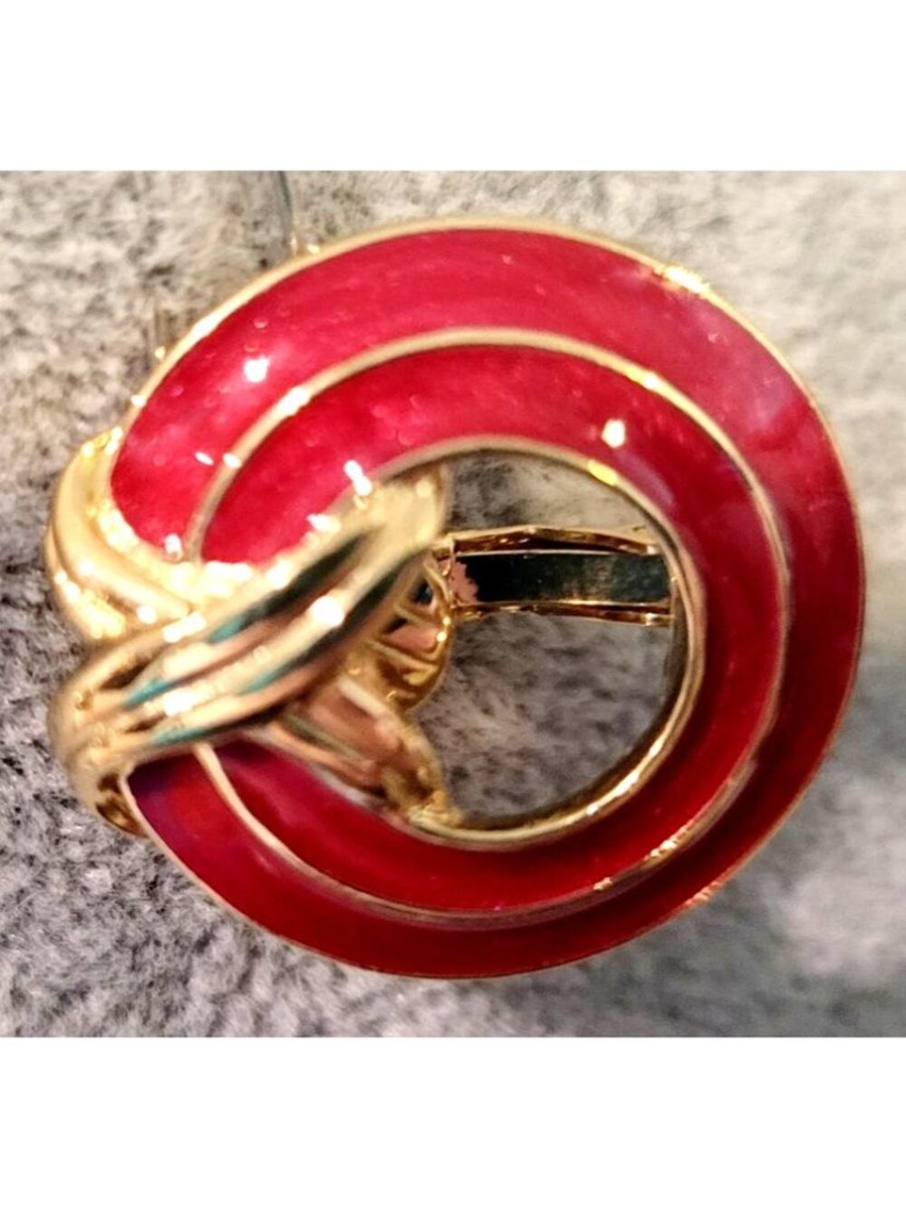Vintage Trifari Gold Tone Knot Red Enamel Clip on Earrings 1980s Statement - Picture 4 of 8